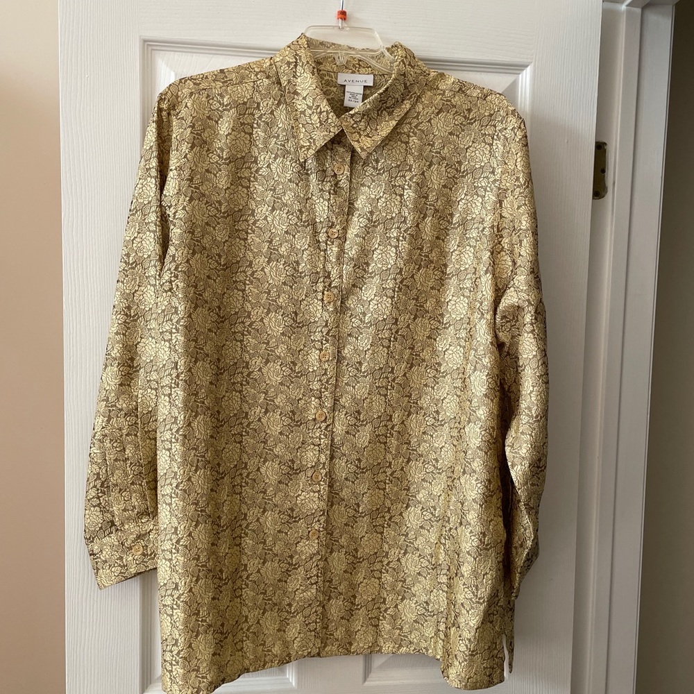 NWT Avenue button down top